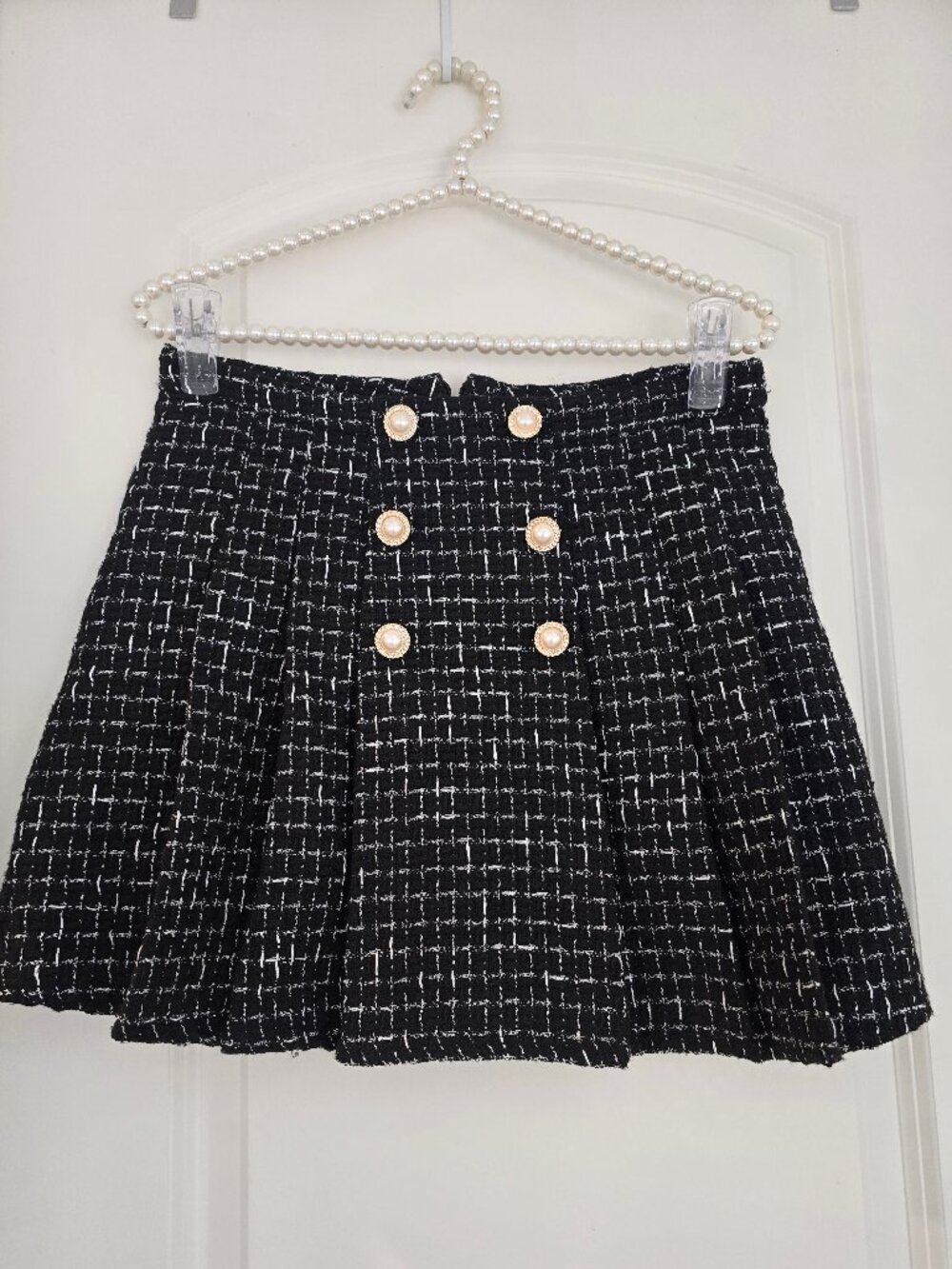 New without tags Womens front pleated black & silver skirt size 4
